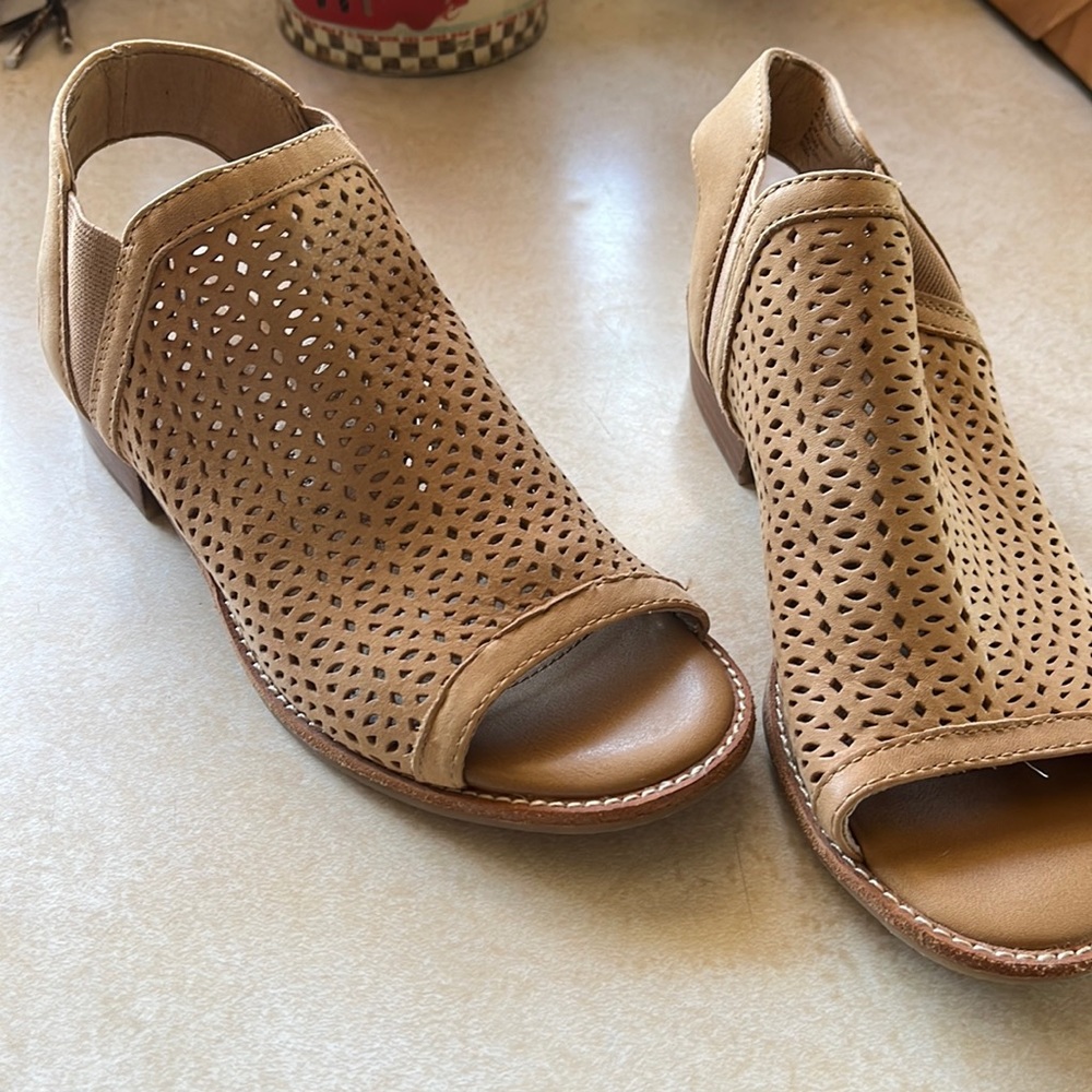 Sofft 6 1/2 sandal tan